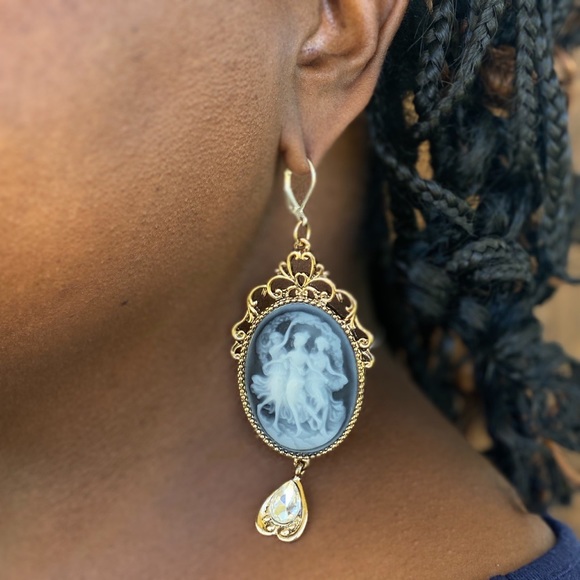 SOLD • Vintage “The Three Graces” Cameo Earrings - Picture 2 of 5